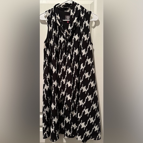 Vince Camuto Sleeveless Trapeze Dress w Neck Sash Large Houndstooth Print CL3 - Picture 3 of 8